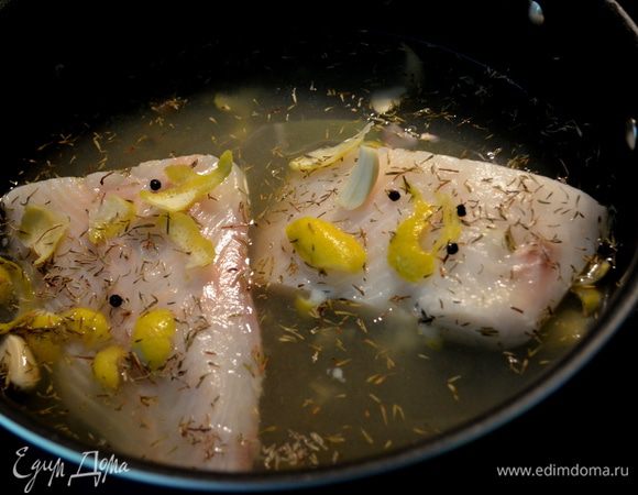 Снять кожицу пилером с лимонов.
Выложить на глубокую сковороду,   добавить бульон,сок лимонов, дольками чеснок,4 веточки тимьян/у меня был только сухой/,перец горошком. Поставить кипятить на огонь.Рыбу с двух сторон посолить и осторожно перенести на сковороду.Закрыть крышкой и готовить примерно 9-12мин.