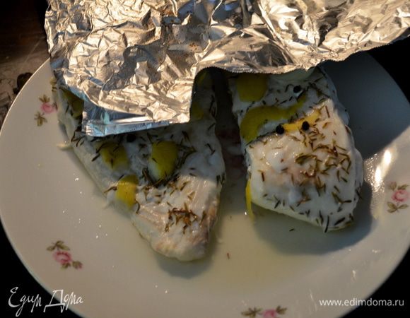 Затем готовую рыбу осторожно перенести на тарелку и прикрыть фольгой.