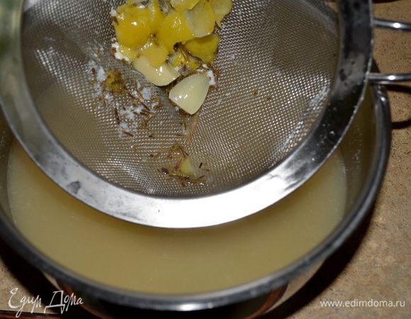 Бульон процедить через марлю или ситечко.Бульон вернуть на сковороду и прокипятить вновь.