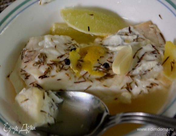 На филе каждого палтуса вылить часть бульона,сбрызнуть олив.маслом,положить веточку тимьяна,дольку лимона и подавать к столу.