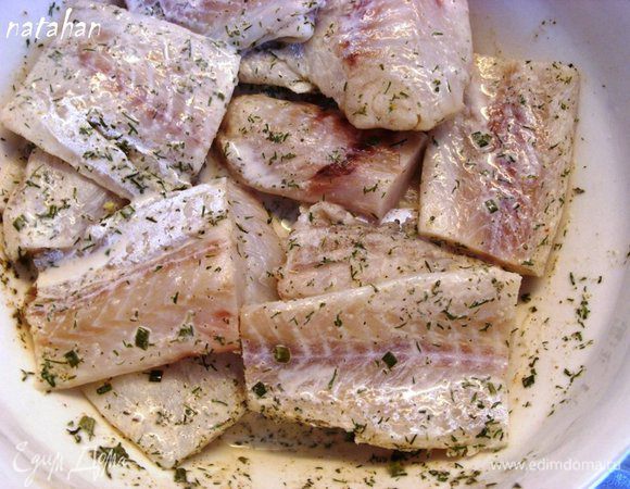 Каждый кусочек рыбы хорошо обмазать маринадом со всех сторон.