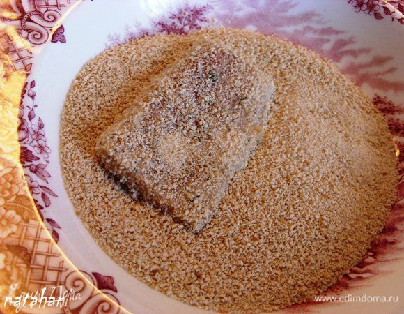 В глубокую тарелку насыпать панировочной смеси и хорошо обвалять в ней рыбу.