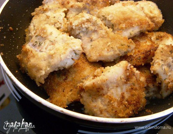 Сковороду с растительным маслом хорошо разогреть и выложить первую порцию рыбы. Обжарить кусочки с двух сторон и выложить на бумажное полотенце для удаления лишнего жира. Обжарить вторую порцию рыбы и тоже выложить на бумажное полотенце. Через 5 минут сложить рыбу в сковороду...