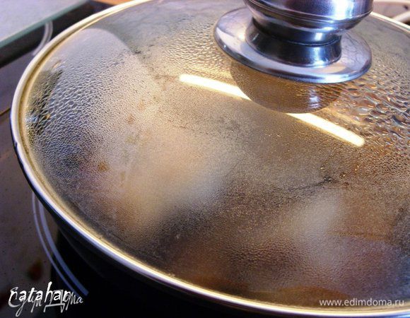 ...налить 2-3 с.л. воды, закрыть крышкой и потомить на малой мощности 5-7 минут. 