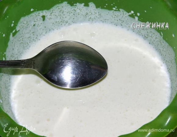 Для теста взбить сметану с сахаром.