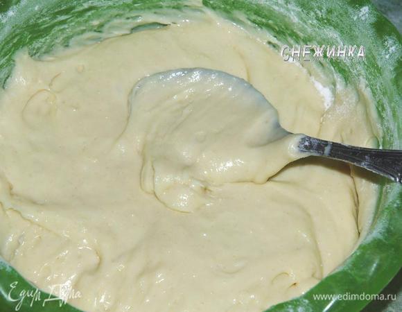 Хорошо вымешать, всыпав муку.