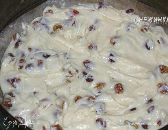 Так как формы, меньше 21 см. в диаметре, у меня нет, я использовала ее. Застелила дно бумагой, смазанной маслом, и распределила тесто на один круглый корж в центре.