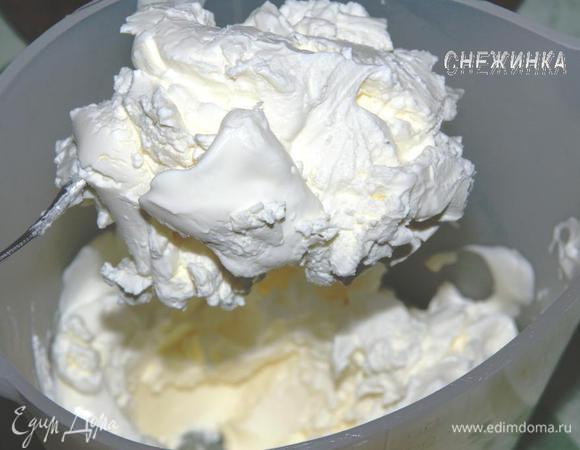 Для крема понадобится сметана, если она магазинная лучше ее отвесить на ночь, чтобы стекла лишняя сыворотка и сметана была густой.