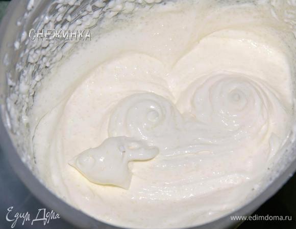 Затем взбиваем сметану с сахаром. Крем готов.