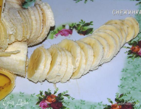 Банан нарезаем кружочками.