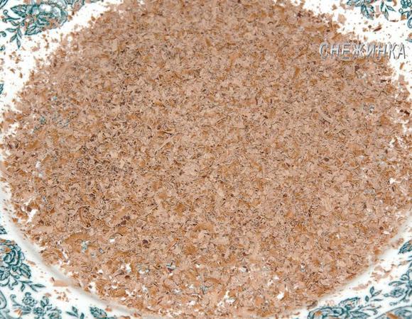 Для украшения подготовим шоколадную стружку. Я натерла шоколад на терке.