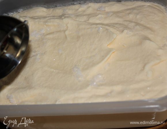 Через каждый час доставать мороженое из морозилки и энергично перемешивать деревянной ложкой, чтобы оно получилось однородным. 