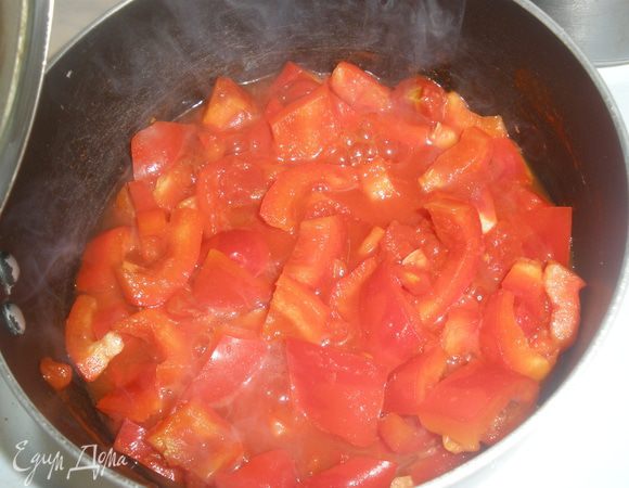 Болгарский перец нарезать на маленькие кусочки. Сложить в сотейник, полить лимонным соком. Добавить томаты, паприку, перец острый, чеснок выдавливаем, базилик и солим. Тушим наш соус примерно 10 минут до размягчения перца. 