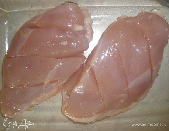 Филе моем, вытираем. Делаем по 3 поперечных надреза. Солим с обеих сторон. Выкладываем в форму для запекания. 