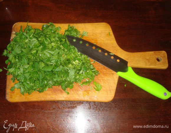 Крупно режем петрушку