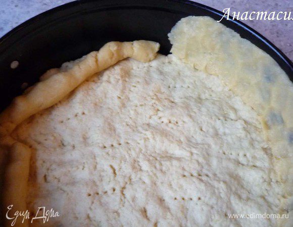 Из оставшегося теста формируем жгутики и формируем бортики торта.