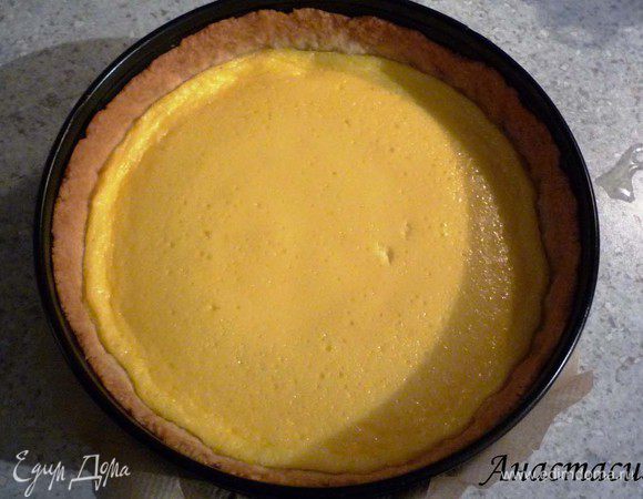 Выкладываем в форму сметанную массу. Выпекаем при той же температуре 40-45 минут. Даем остыть.