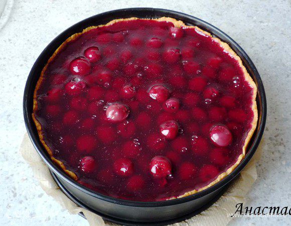 Вишню откидываем на сито, даем стечь соку. Выкладываем вишню на остывший торт. Сок оставляем. В кастрюле смешиваем 2 пакетика желе и сахарную пудру. В сок от 
вишни добавляем воду, чтоб получилось жидкости 450мл. Добавляем в кастрюлю вместе с ромом и хорошо перемешиваем. При постоянном помешивании доводим до 
кипения и быстро заливаем вишню. Даем затвердеть.