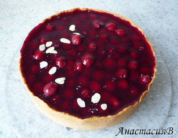 Достаем торт из формы. Посыпаем тертым миндальным орехом (можно его немного обжарить на сковороде без масла).