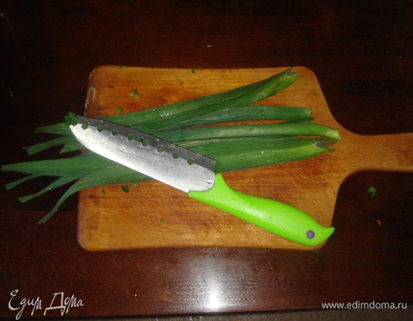 Режем чесночные перья