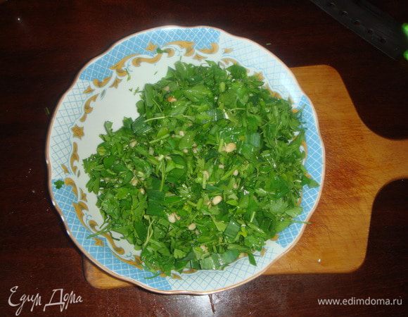 Выкладываем в глубокую тарелку идобавляем оливковое масло, немного соли и кедровые орешки