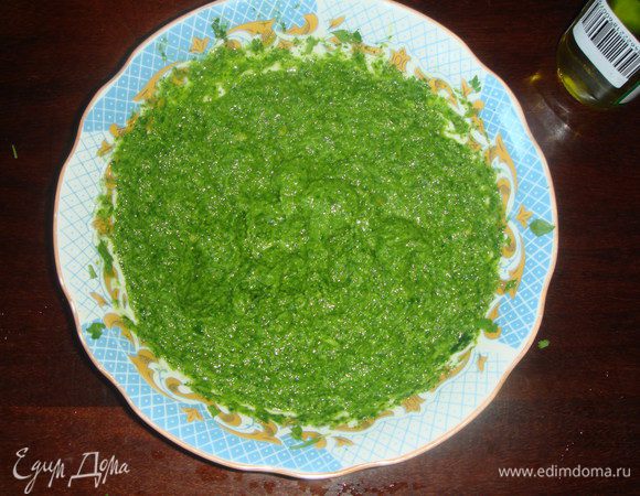 Получился вкусный соус "аля-Песто". Проверить его соленость на вкус трудн, поятому мажем на белый хлеб и пробуем. Если нужно добавляем соли.