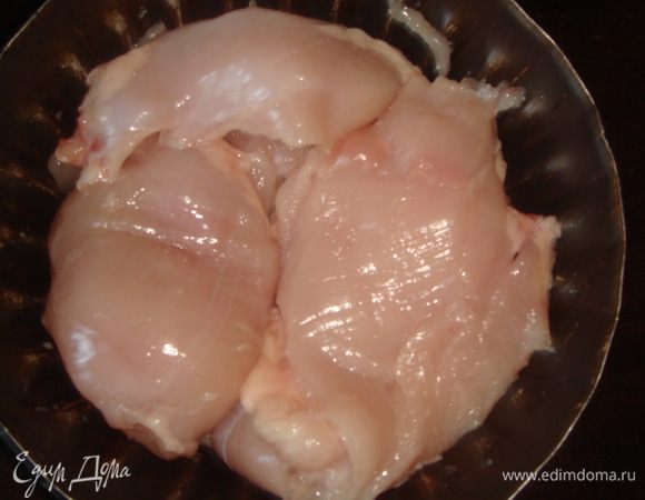 Куриную грудку разделываем на филе, кожу снимаем
