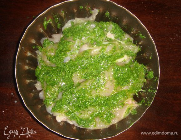 Обмазываем грудку зеленым соусом, не солим, т.к. в соусе уже есть соль.
Выкладываем в форму для запекания и ставим в разогретую духовку на 20 минут