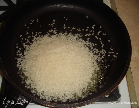 Масло из формы в которой запекалась грудка выливаем в сковороду (его немного, от соуса), добавляем немного оливкового масла.
Высыпаем рис.