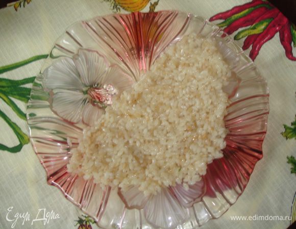 После обжаривания добавляем воды на пол пальца выше риса, солим и доводим рис до готовности. Выкладываем на тарелку в форме дольки арбуза (полукруг)