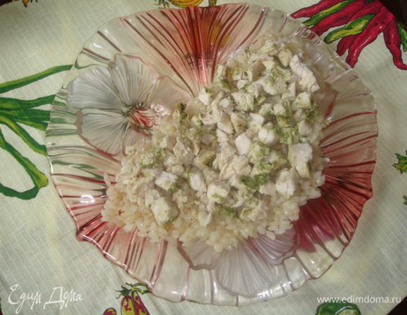 Решем запеченную грудку на маленькие кусочки и выкладываем на рис