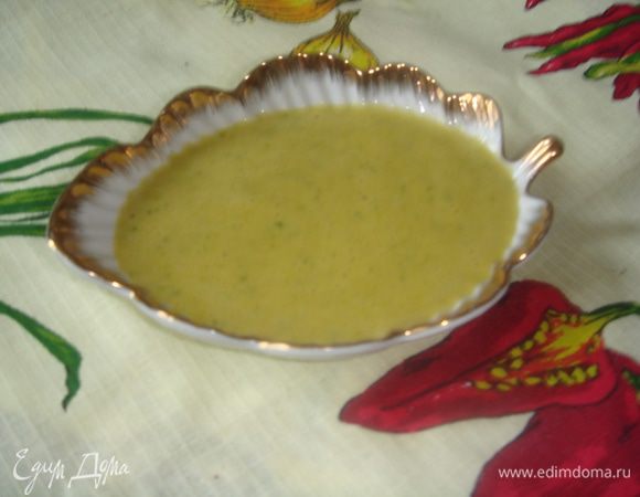 Рис необходимо промазать  соусом (можно использовать обычный майонез, но я приготовила соус, похожий на майонез - 2 желтка, соль, сахар по вкусу, столовая ложка лимонного сока и оливковое масло - все аккуратно смешать венчиком до загустения, после добавила ложку зеленого соуса по вышеприведенному рецепту. Вот что у меня получилось