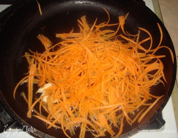 Мелко натертую морковь (соломкой как для корейской моркови) добавляем на сковороду с маслом и чесноком и слегка обжариваем на медленном огне для мягкости)