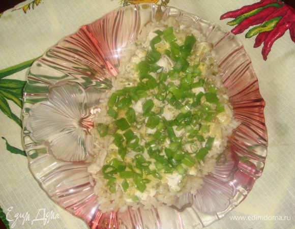 Режем зеленый лук и посыпаем салат