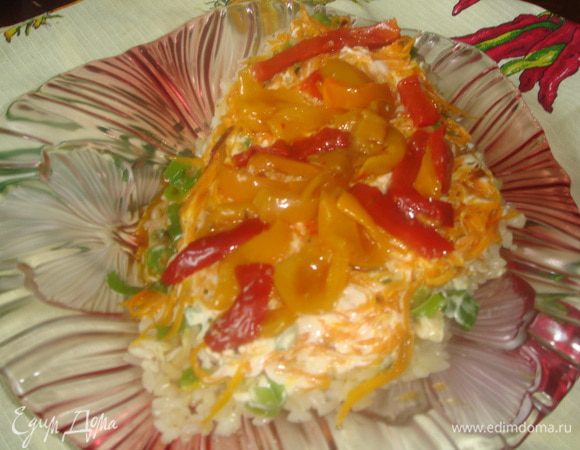 Режем перцы соломкой толщиной 1 сантиметр, тушим в оливковом масле до готовности и выкладываем на салат поверх моркови