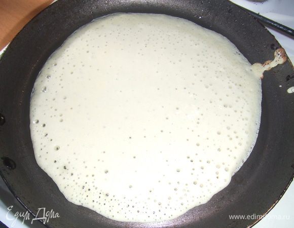 Опара
Смешайте все ингредиенты в миску и дать постоять 20 минут, чтобы образовался шарик.
Тесто:
Белки отделить от желтков. Желтки взбить, а белки отставить в сторону.
В другой миске смешать оба вида муки и соль, затем влейте раствор, яичные желтки, молоко и сливочное масло. Смешайте,взбить, что в тесте не было комочков. Белки взбить в крутую пену.
Добавить яичные белки и размешать ложкой (не миксером!) Энергично и тщательно перемешать. Важно не смешивать слишком долго, но важно, чтобы пена хорошо распределяется в тесте.
Дайте постоять в течение 2 часов За это время тесто удвоится или утроится в объеме, это станет редким и полное пузырей.
На сковородку налить сливочного масла или растительного масла (я выбрал последний вариант менее риск ожогов). Жарить по 2 мин. с каждой стороны.