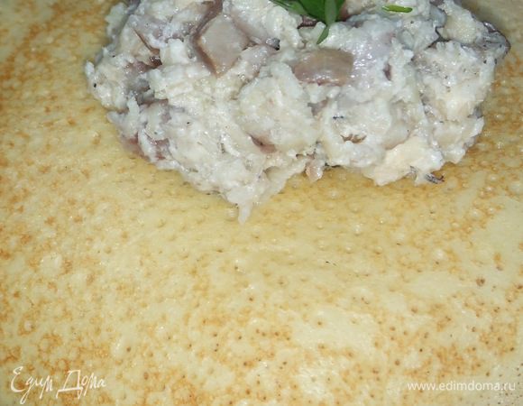 Приготовим закуску:
Сельдь нарезать, соединить с маслом, сметаной, хрен, сахар и перец.
Добавить тертое яблоко, перемешать и охладить в холодильнике. А, потом берем блинчик намазываем закуской и едим.
Приятного Вам аппетита!!!!