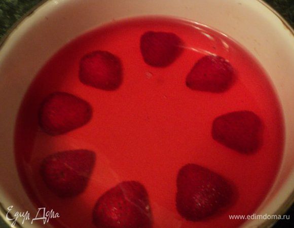 Пакетик желе «Клубника» приготовить согласно инструкции, взяв воды на 1/3 меньше, чем указано, охладить до комнатной температуры. Клубнику помыть, просушить, разрезать пополам. В формочки налить немного желе, поставить в морозилку на 1-2 мин для застывания. Затем на желе выложить по кругу клубнику, залить оставшимся желе и поставить в морозилку до полного застывания на 10мин.
