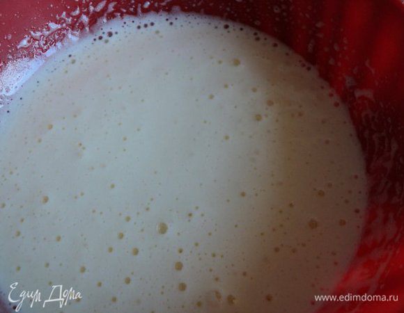 Бисквит: 2 яйца взбить с  сахара, поставив емкость с яйцами на кастрюлю с горячей водой ( посуда с яйцами не должна касаться воды) до увеличения в объеме в 3-4 раза.Снять яичную смесь с водяной бани и осторожно добавить смесь муки с разрыхлителем, осторожно  перемешать до однородной массы.