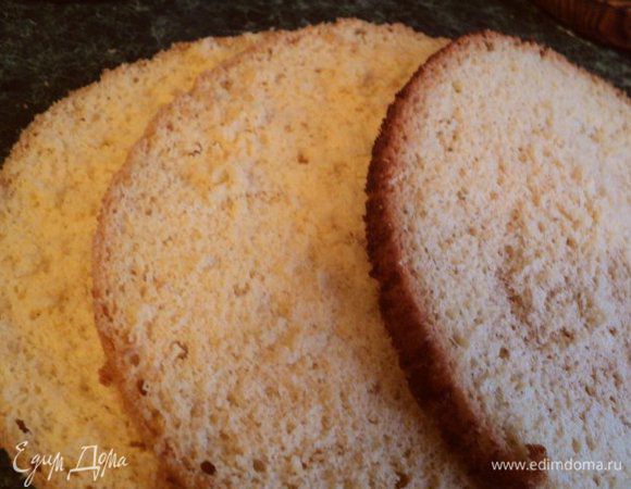 Разрезать бисквит на три пласта.