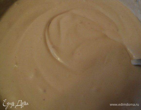 Желатин залить 50гр холодной воды, дать набухнуть и распустить на небольшом огне до растворения. Сливки взбить до загустения, добавить распущенный желатин. Творог растереть погружным блендером. Ввести в творог в несколько приемов  взбитые сливки.