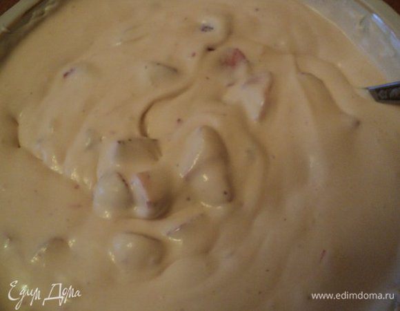 Клубнику  порезать на небольшие кусочки и добавить в творожно-сливочную смесь.