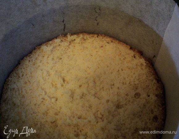 Бока разъемной формы выложить бумагой для выпечки, на дно положить бисквитный корж.