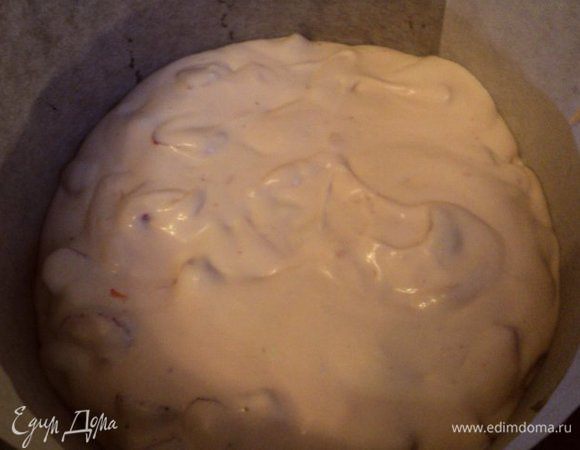 Вылить на корж 1/3 клубнично-творожного суфле.                                                                   