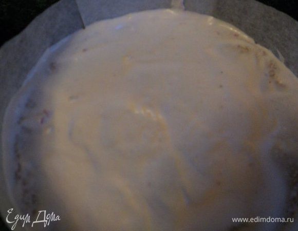 Так переслоить все коржи. Верхний корж смазать тонким слоем  остатками суфле без клубники. Поставить в холодильник на 1 час для застывания.