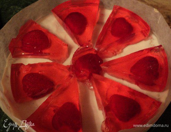 Застывшее клубничное желе порезать на треугольники, которые выложить на торт.