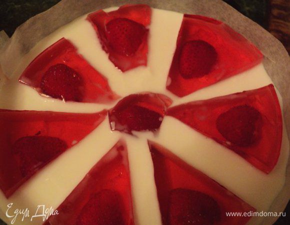 Осторожно залить молочным желе и поставить в холодильник на 3 часа до полного застывания.