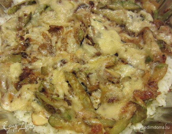 Поставьте в предварительно разогретую до 180 градусов духовку на двадцать минут. На самом деле все ингредиенты уже готовы, поэтому следите за запеканием сыра. Вам может понадобиться и 15 минут и 25 минут. Достаньте из духовки. Для вкуса можете сбрызнуть сверху оливковым маслом, каплями лимонного сока и свежемолотым черным перцем.