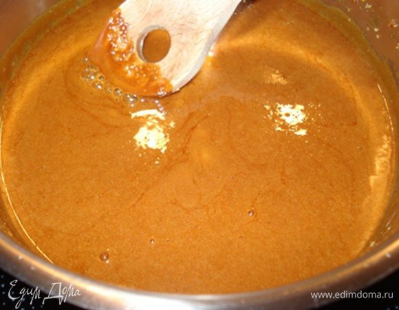 В кастрюльку высыпать сахар,карамлизировать до янтарного цвета(не перемешивая),снять с огня,добавить взбитые сливки,интенсивно перемешивая.Затем влить молоко и добавить желтки.
