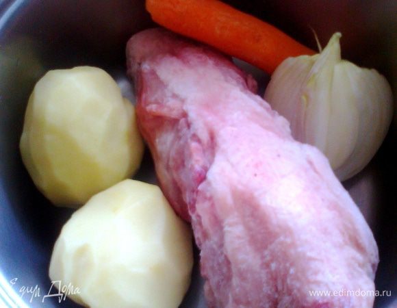 Ставим вариться куриный бульон(давно пришла к выводу,что самый вкусный и наваристый суп получается из спинок!)с картофелем,морковью,луком...
